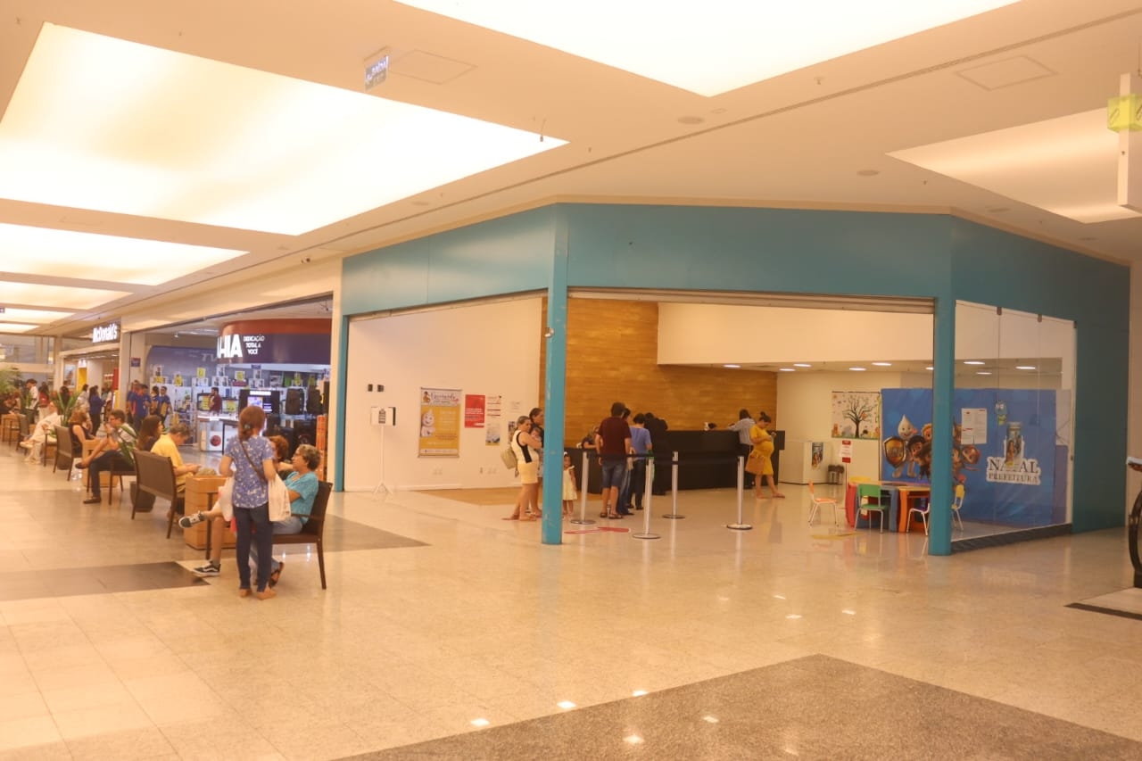 Ponto extra de vacinação do Midway Mall retoma oferta de imunizantes em novo local