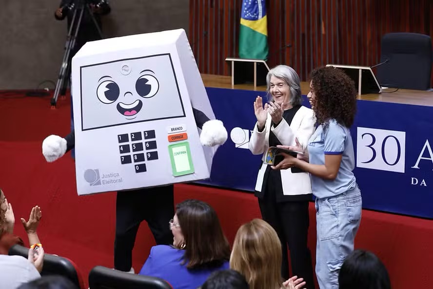 Com nome 'Pilili', novo mascote do TSE é uma urna eletrônica, em homenagem aos 30 anos da implementação da mesma no sistema eleitoral brasileiro — Foto: Alejandro Zambrana/Secom/TSE