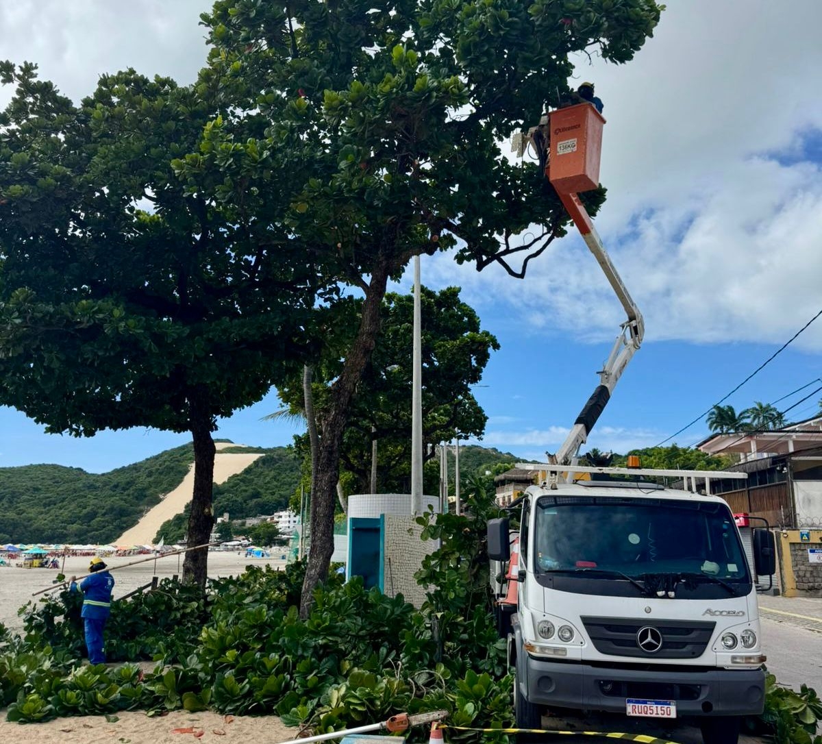 Prefeitura do Natal desenvolve serviços de zeladoria na orla de Ponta Negra