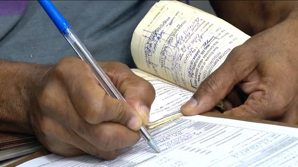 CARTEIRA DE TRABALHO  — Foto: Jornal Nacional