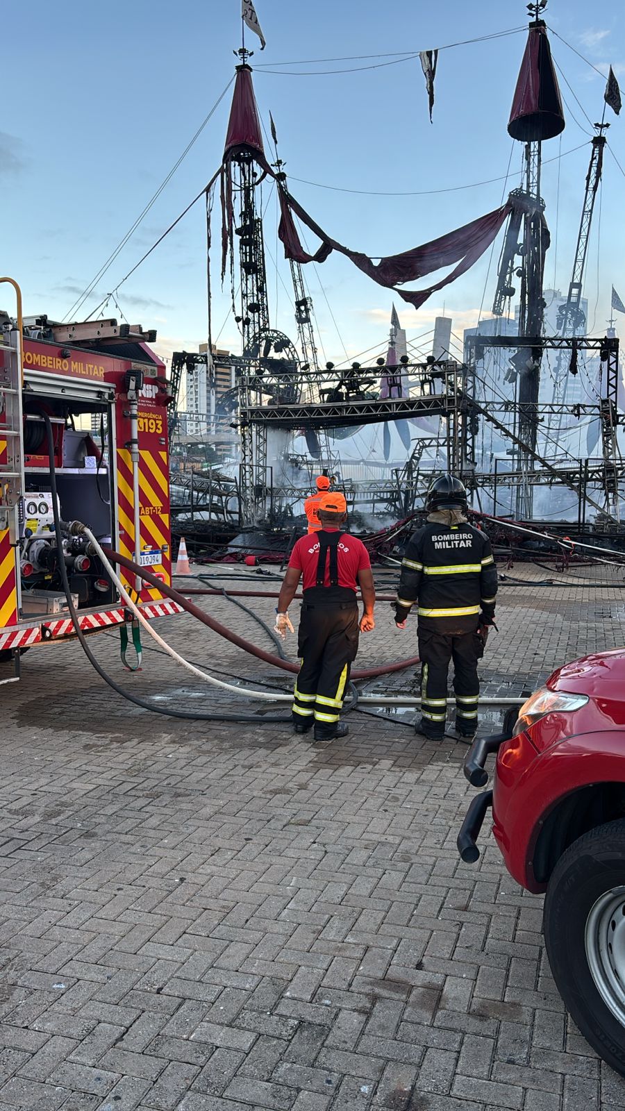 Incêndio destrói circo do Tiru