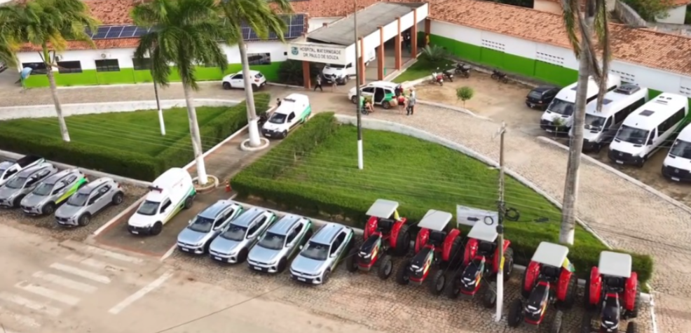 Prefeitura de Boa Saúde entrega veículos e tratores em cerimônia na Praça da Matriz