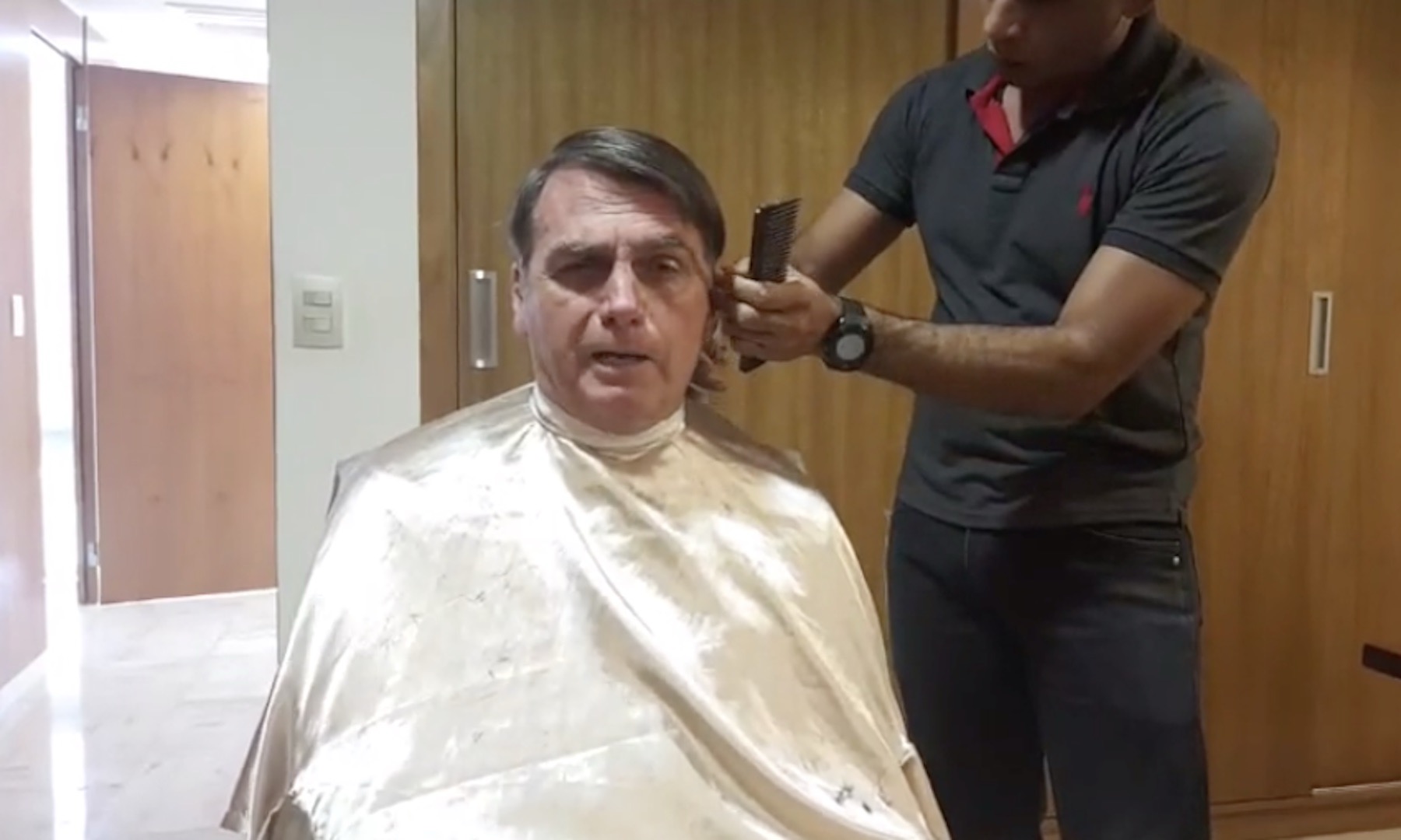 JAIR BOLSONARO CORTANDO O CABELO | PODER 360