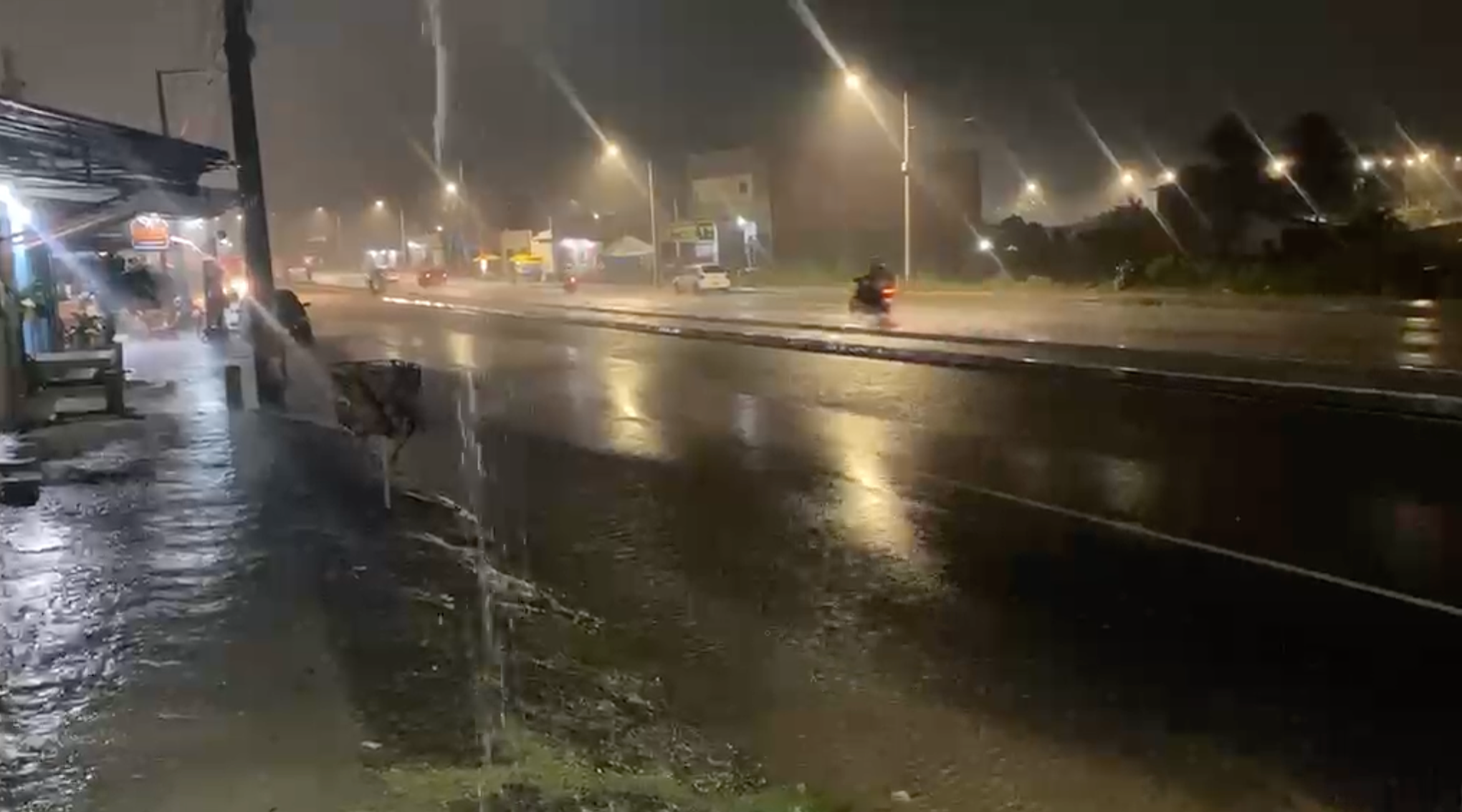 Avenida Moema Tinoco alagada