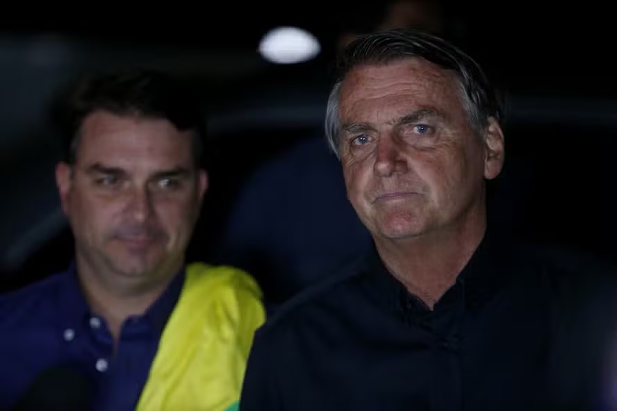 O senador Flávio Bolsonaro ao lado do pai, o ex-presidente Jair Bolsonaro — Foto: Cristiano Mariz/O Globo