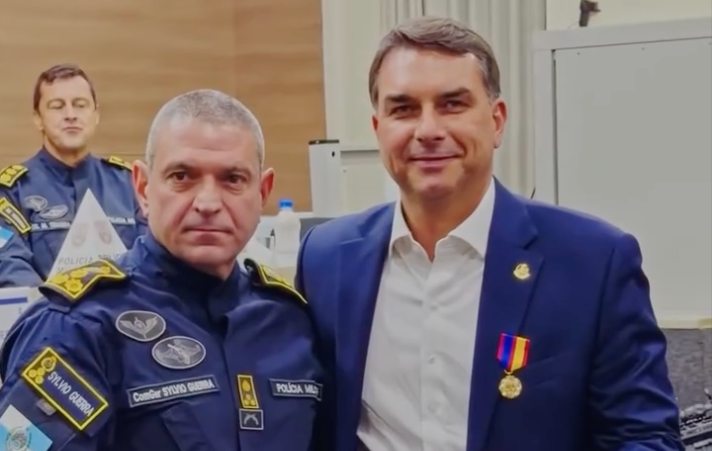FLÁVIO BOLSONARO EM EVENTO DA PMRJ