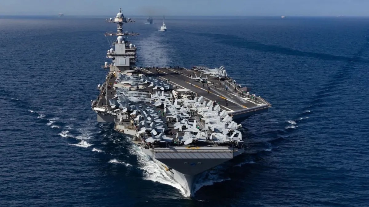 Travessia do USS Gerald R. Ford pelo Estreito de Gibraltar no início de outubro, junto de navios espanhóis e marroquinos  • Facebook/USS Gerald R. Ford