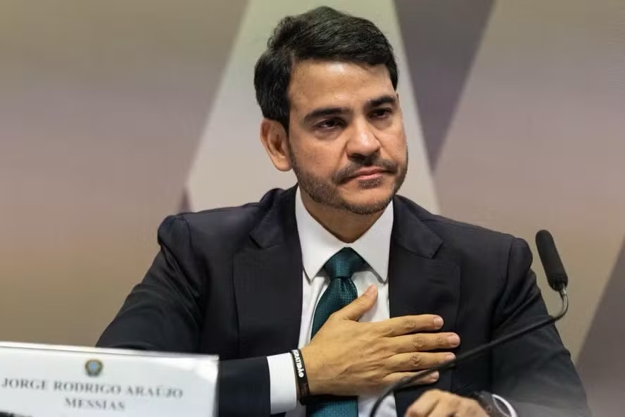 O ministro Jorge Messias em sabatina na CCJ do Senado — Foto: Brenno Carvalho