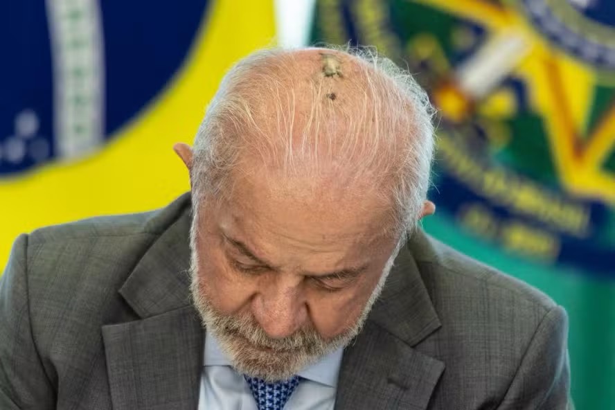 Presidente Luiz Inácio Lula da Silva durante sanção do projeto de lei do Dia Nacional em Memória das Vítimas da Covid-19 — Foto: Brenno Carvalho/O GLOBO
