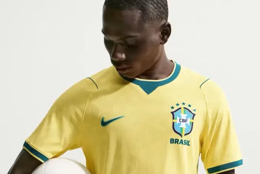 Modelo veste uniforme da Seleção Brasileira para a Copa do Mundo de 2026, vendida pela Nike por R$ 749,99 — Foto: Divulgação via BBC