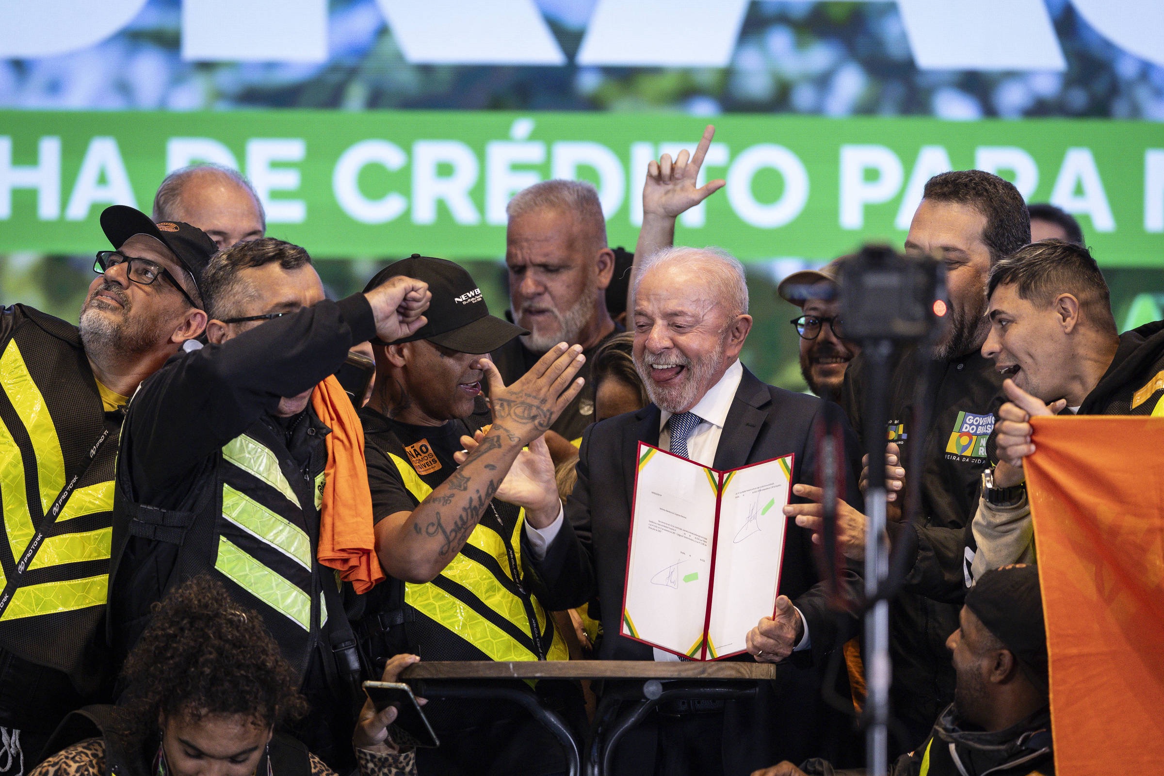 O presidente Lula (centro) e motoristas de aplicativos durante lançamento do programa Move Aplicativos | Ricardo Stuckert/PR