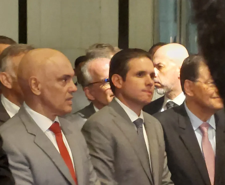 O voo de Motta e Moraes nas asas da FAB