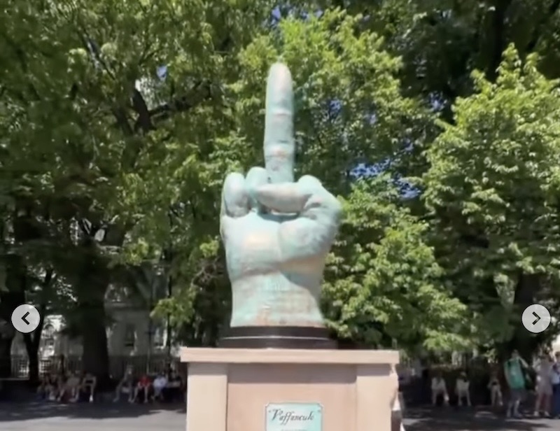 A escultura em homenagem ao prefeito, de Scott LoBaido, foi instalada em frente a prefeitura de Nova York.