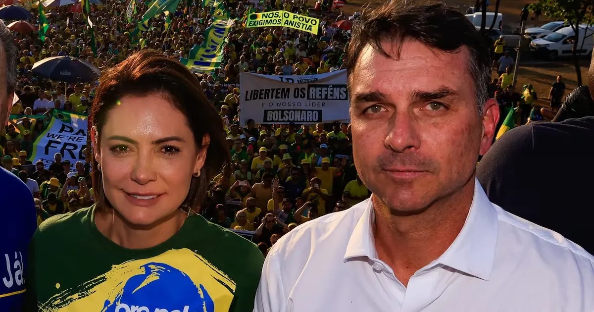 A ex-primeira-dama Michele Bolsonaro e o senador Flávio Bolsonaro durante manifestação bolsonarista na Esplanada  Foto: Wilton Junior/Estadão