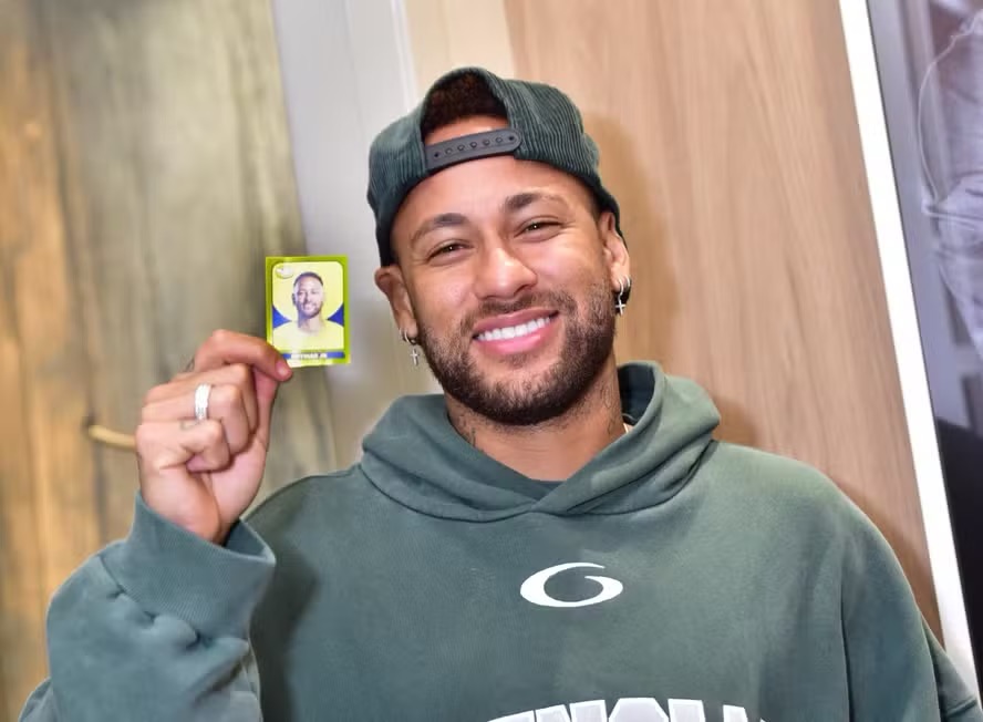 Neymar e seu adesivo dourado comercializado pelo Mercado Livre — Foto: Divulgação