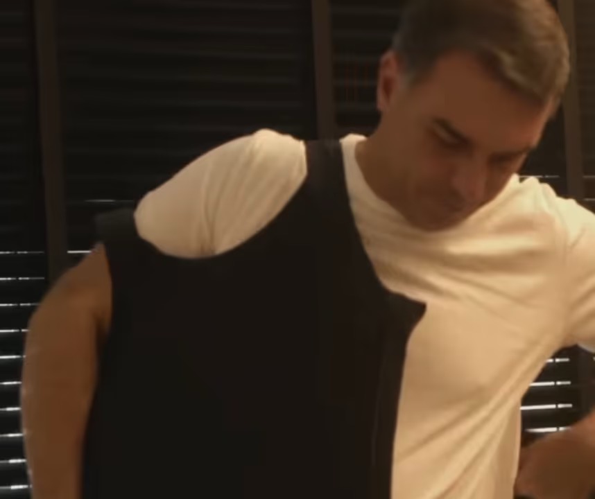 FLÁVIO BOLSONARO COM COLETE A PROVA DE BALAS | Reprodução: Instagram