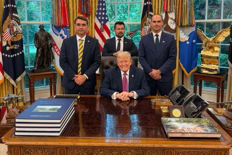 Flávio Bolsonaro em encontro com Donald Trump; Eduardo Bolsonaro e Paulo Figueiredo também participaram — Foto: Reprodução