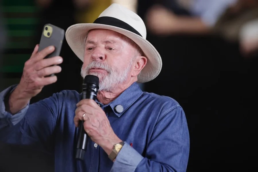 LULA NO CELULAR | Luis Nova/Especial Metrópoles