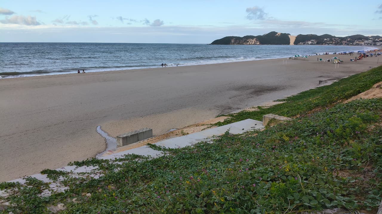 ESGOTO A CÉU ABERTO NA PRAIA DE PONTA NEGRA, EM NATAL