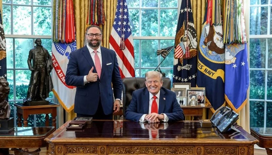 Presidente dos EUA, Donald Trump, ao lado do conselheiro Jason Miller, no salão Oval - Foto: redes sociais
