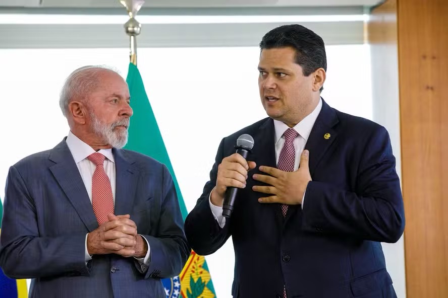 lula e davi Alcolumbre -  Foto: Brenno Carvalho / Agência O Globo