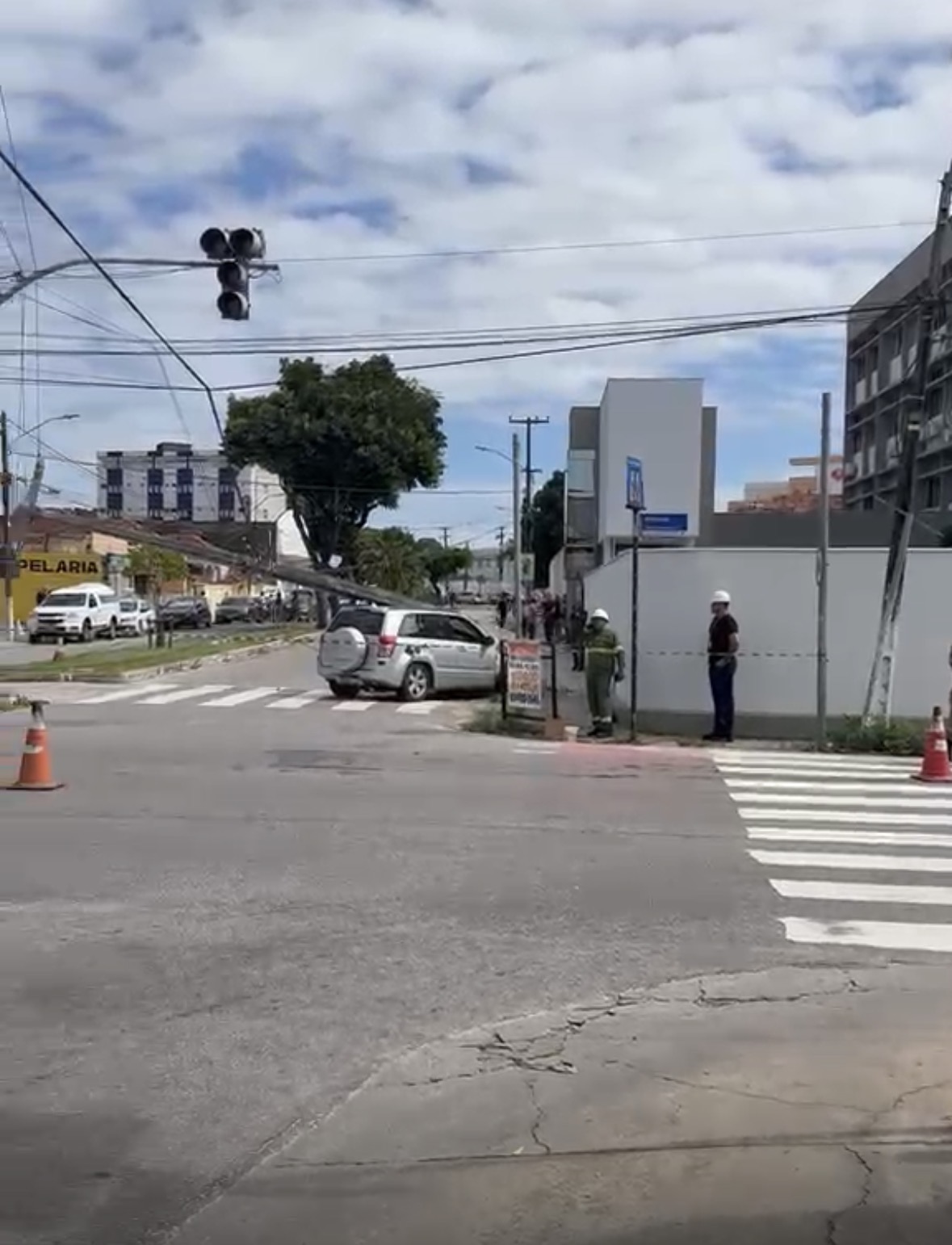  Batida de carro em poste deixa o Alecrim sem energia elétrica