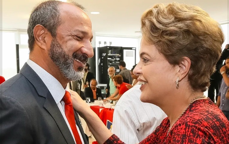 Em um dos rolês com petistas, Sayid Tenório posou para foto com Dilma Rousseff | DIÁRIO DO PODER