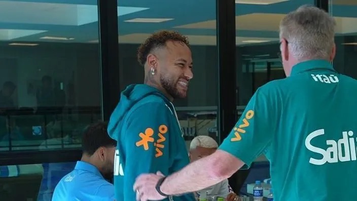 Neymar com Ancelotti durante apresentação na Seleção • Reprodução / CBF