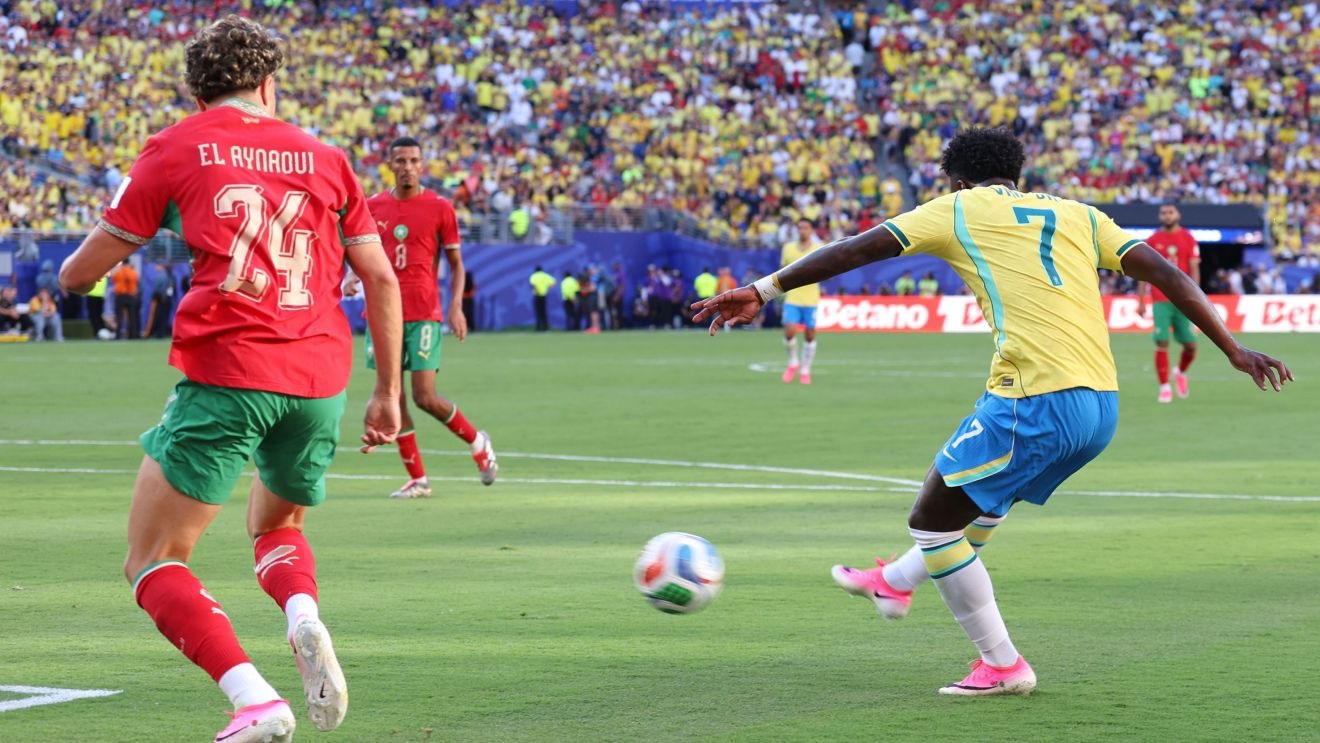 Vini Jr. chuta para o gol do empate da Seleção Brasileira contra Marrocos pelo confronto do grupo C da Copa do Mundo • Catherine Ivill - AMA/Getty Images