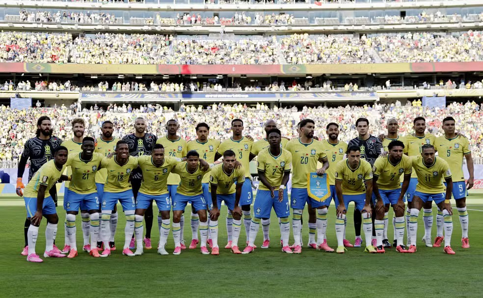 Jogadores do Brasil posam para uma foto de grupo antes da partida — Foto: REUTERS/Jeenah Moon