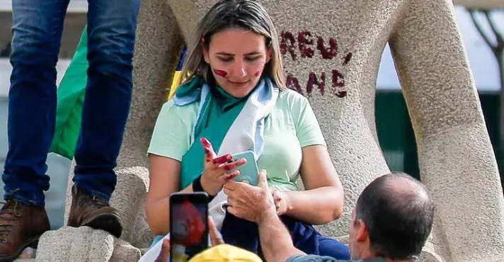 A cabeleireira Débora Santos mancha a Estátua da Justiça, com batom - 8/1/2025 | Foto: Reprodução/Redes sociais