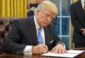 trump assinando | RON SACHS (EFE)
