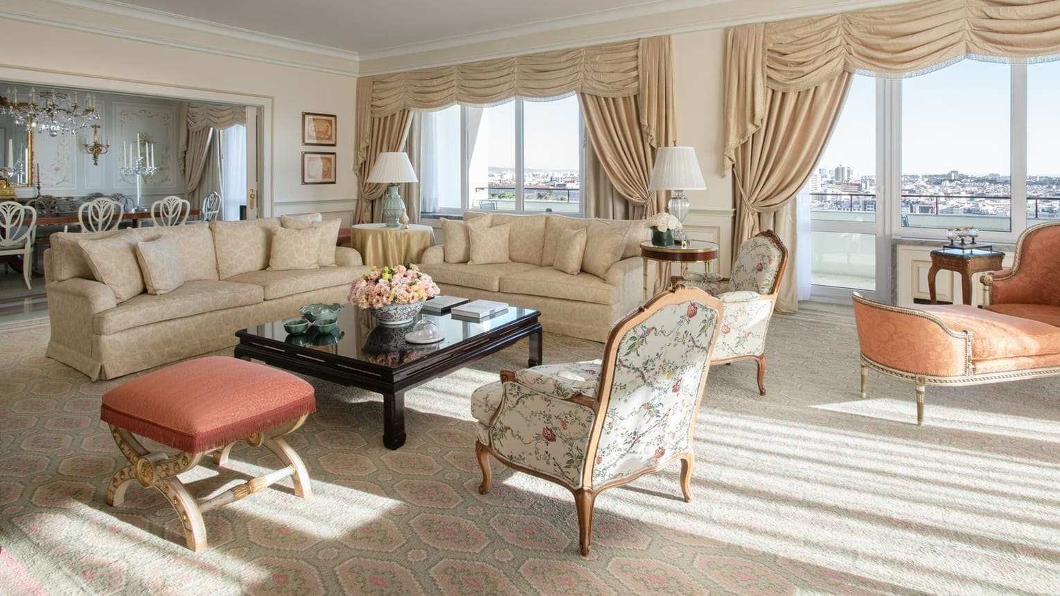 Imagem da luxuosa suíte no Four Seasons Hotel Ritz Lisbon