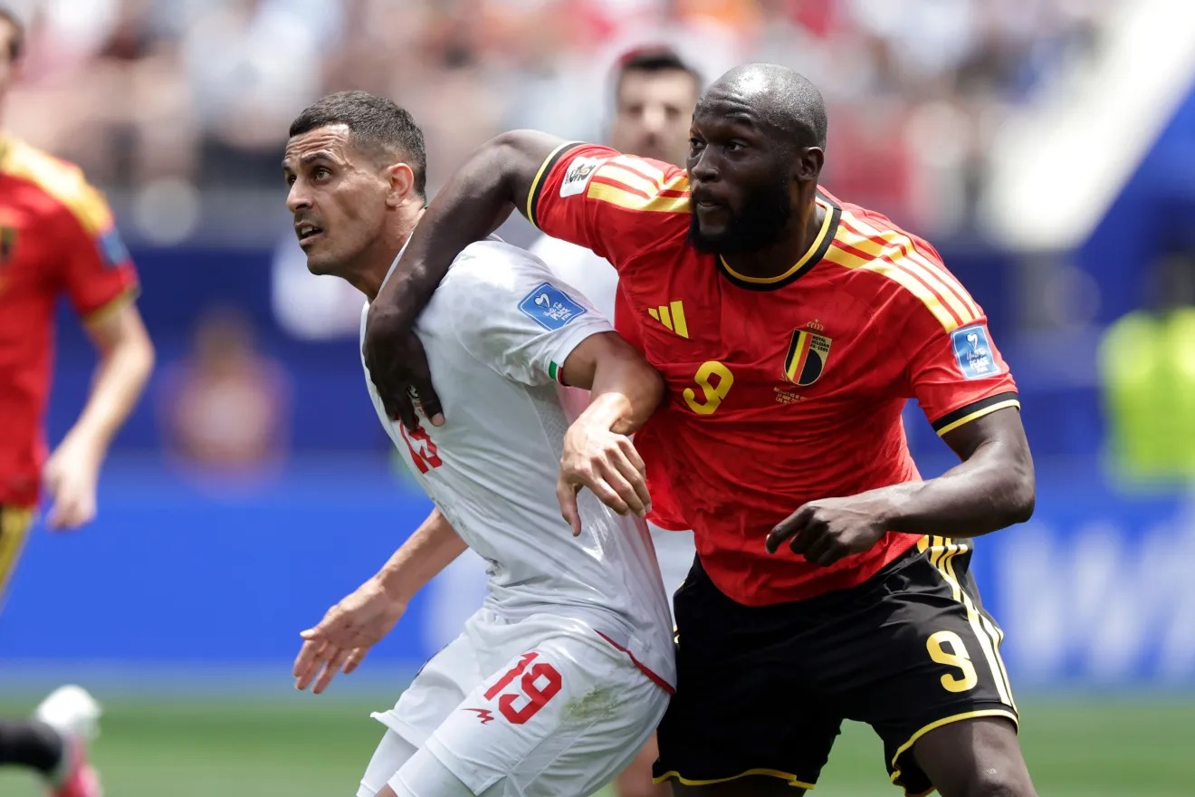 Lukaku em ação contra Nemati em Bélgica x Irã   •  Getty Images