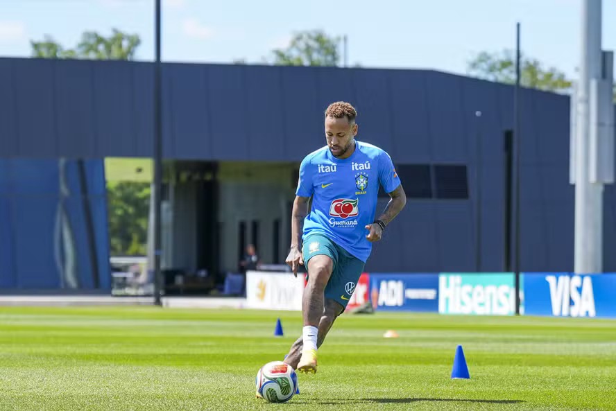 Neymar já treina com bola normalmente no CT da seleção — Foto: CBF