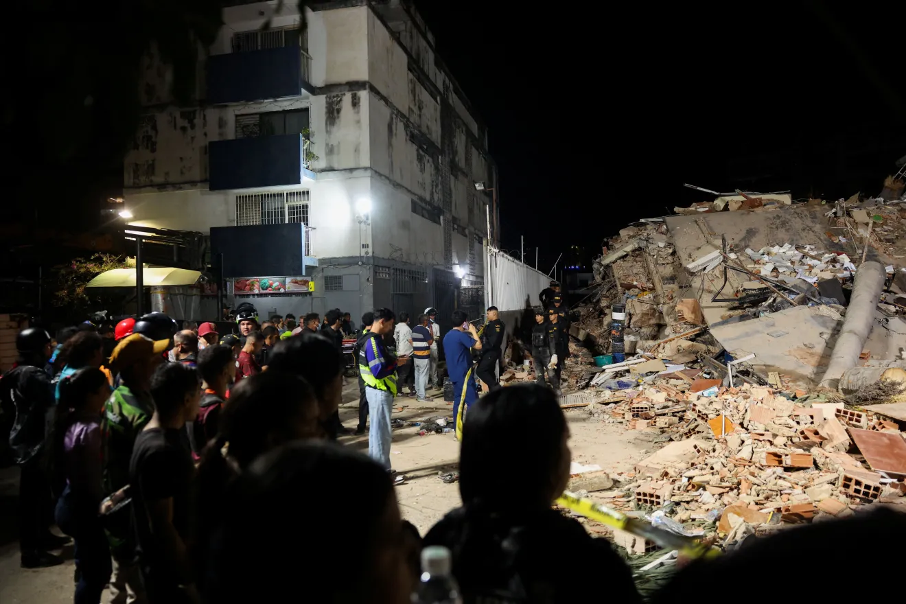 Pessoas-se-reunem-enquanto-equipes-de-emergencia-atuam-no-local-de-predio-desabado-em-Caracas-Venezuela-apos-terremotos-25-de-junho-de-2026.webp