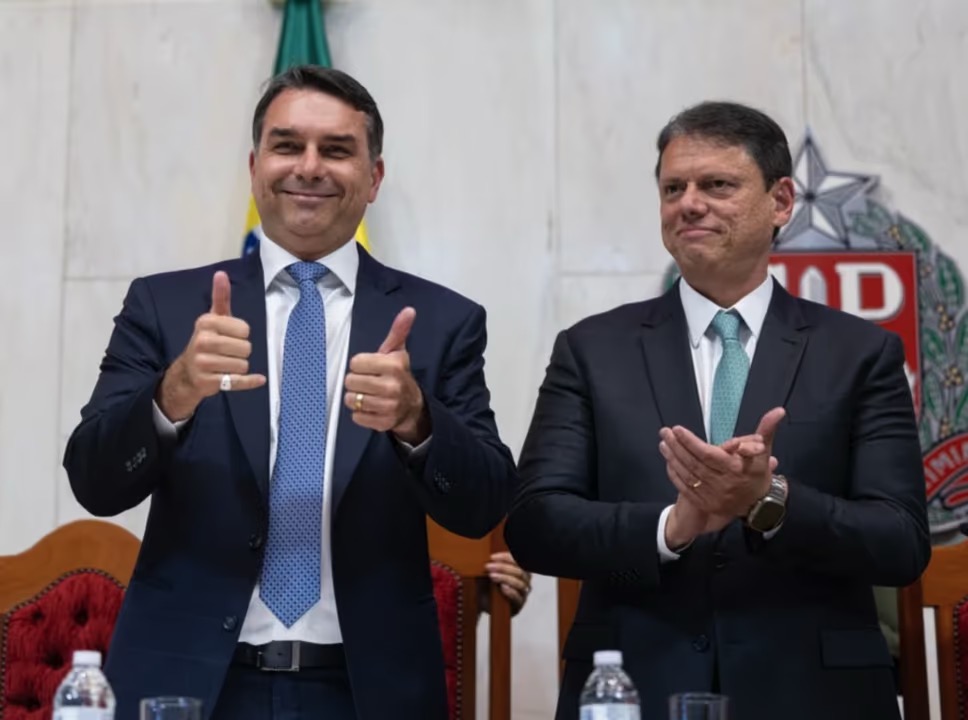 Flávio bolsonaro e Tarcisio de freitas | Foto: Agência Alesp/ Divulgação