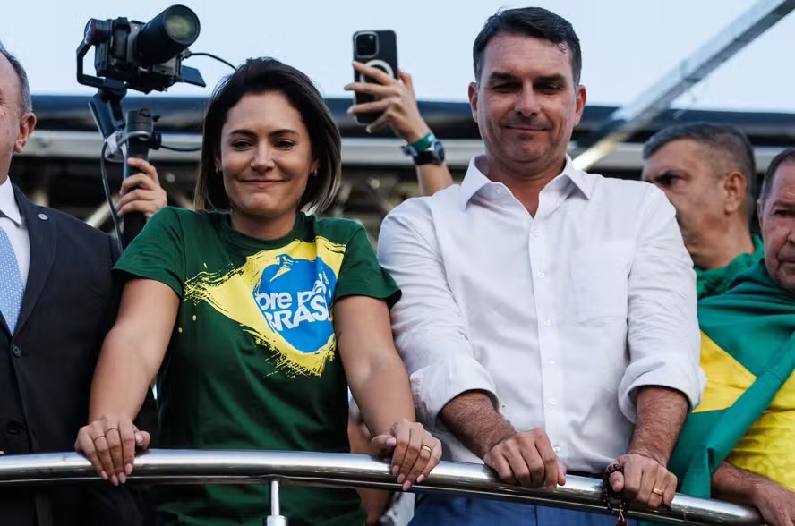 Michelle Bolsonaro e Flávio Bolsonaro em manifestação na Esplanada dos Ministérios — Foto: Brenno Carvalho / Agência O Globo