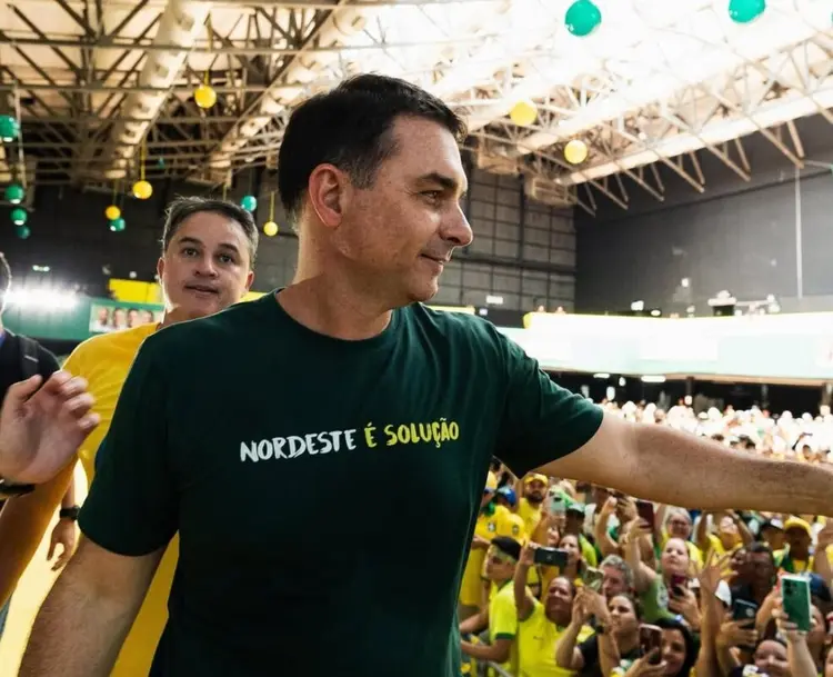 Flavio-Bolsonaro-em-Joao-Pessoa_Foto_Redes-sociais-4-986x800.webp