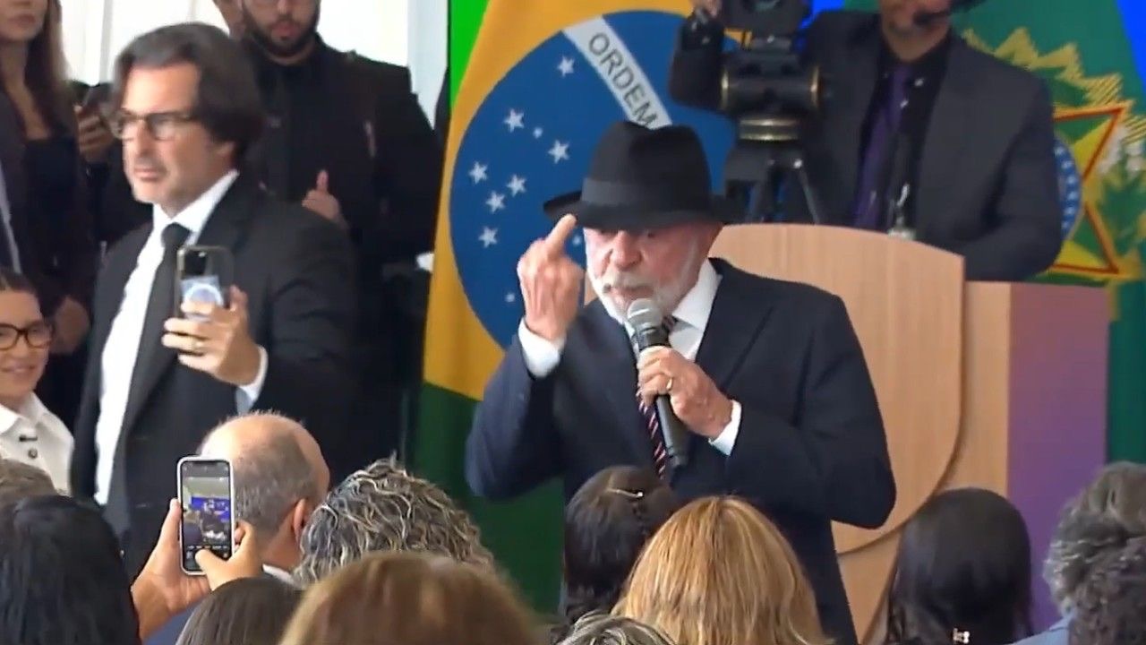 LULA DANDO O DEDO | Lula (PT) faz gesto usando dedo do meio durante agenda do governo no Palácio do Planalto | Reprodução/CanalGov