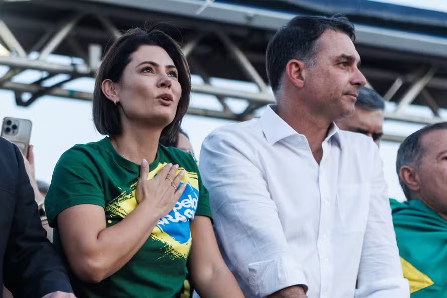 Michelle Bolsonaro e Flávio Bolsonaro em manifestação na Esplanada dos Ministérios — Foto: Brenno Carvalho / Agência O Globo