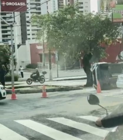 Carro capotado e trânsito lento na Alexandrino de Alencar