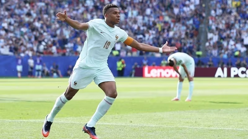 Kylian Mbappé, da França, celebrando o gol marcado sobre Marrocos, em jogo das quartas de final da Copa do Mundo   •  Divulgação/Fifa