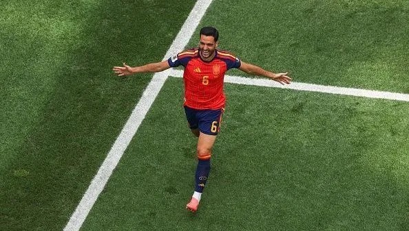 Mikel Merino, meio-campista da Espanha, em campo contra a Bélgica, pelas quartas de final da Copa do Mundo   •  Harry How/Getty Images