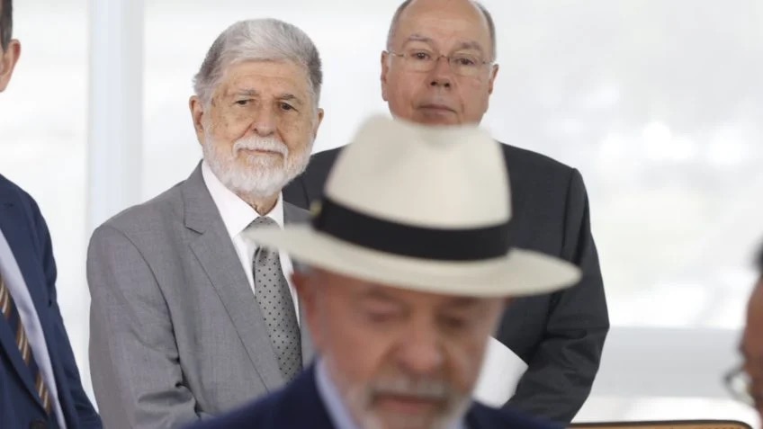 Celso Amorim (dir.) e Mauro Vieira (esq.) estão entre os principais nomes do governo para lidar com a política externa; ao centro, o presidente Lula