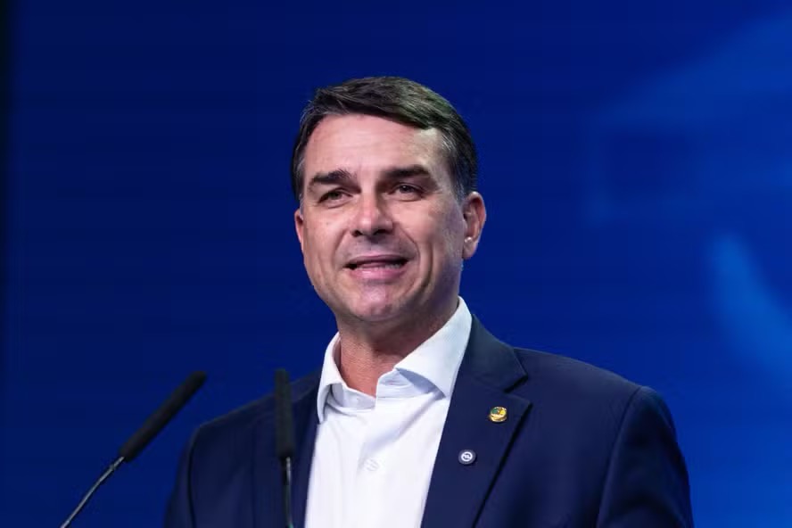 O pré-candidato do PL à Presidência, Flávio Bolsonaro, participa da XVII Marcha a Brasília em Defesa dos Municípios — Foto: Brenno Carvalho / Agência O Globo