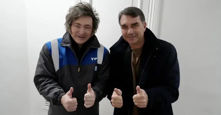O presidente da Argentina, Javier Milei, e o senador Flávio Bolsonaro | Foto: Reprodução/ X