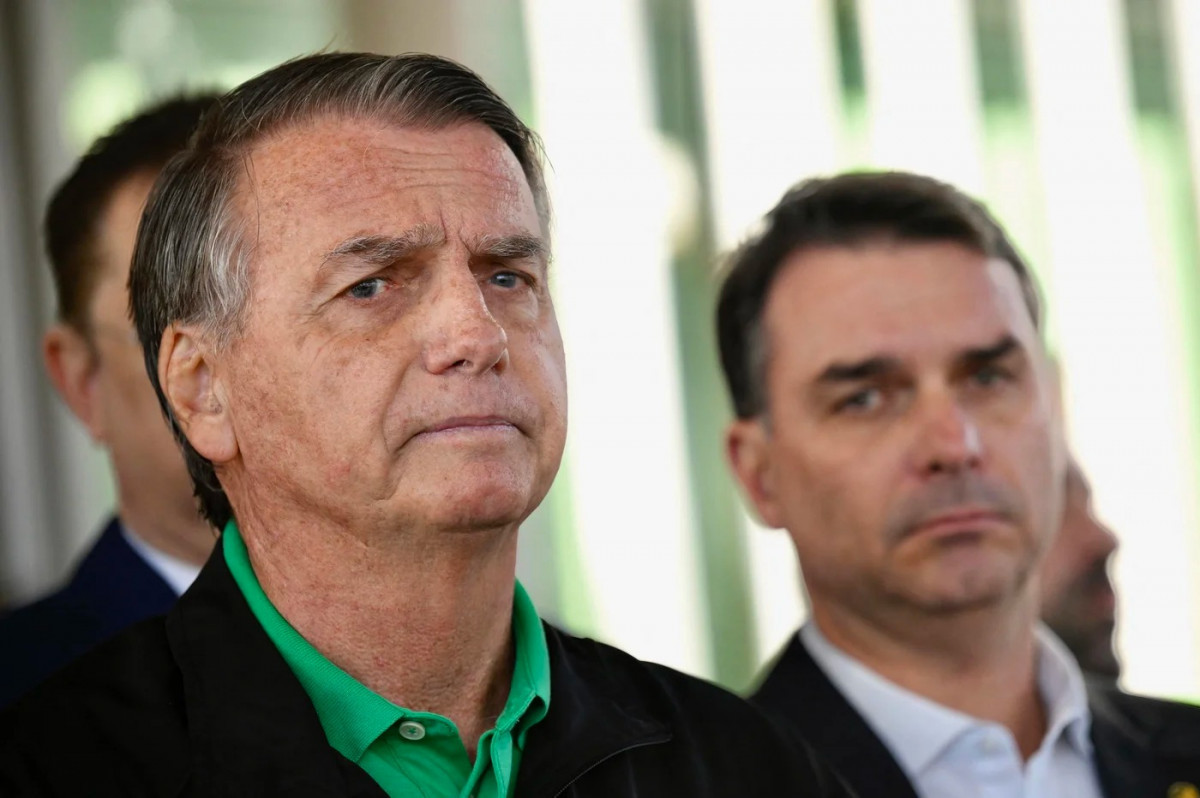 Jair e Flávio Bolsonaro (Foto: Mateus Bonomi/AFP)