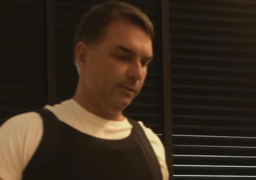 Pré-candidato ao Planalto, senador Flávio Bolsonaro colocando colete à prova de balas. (Foto: Reprodução/Instagram/Acervo Pessoal).