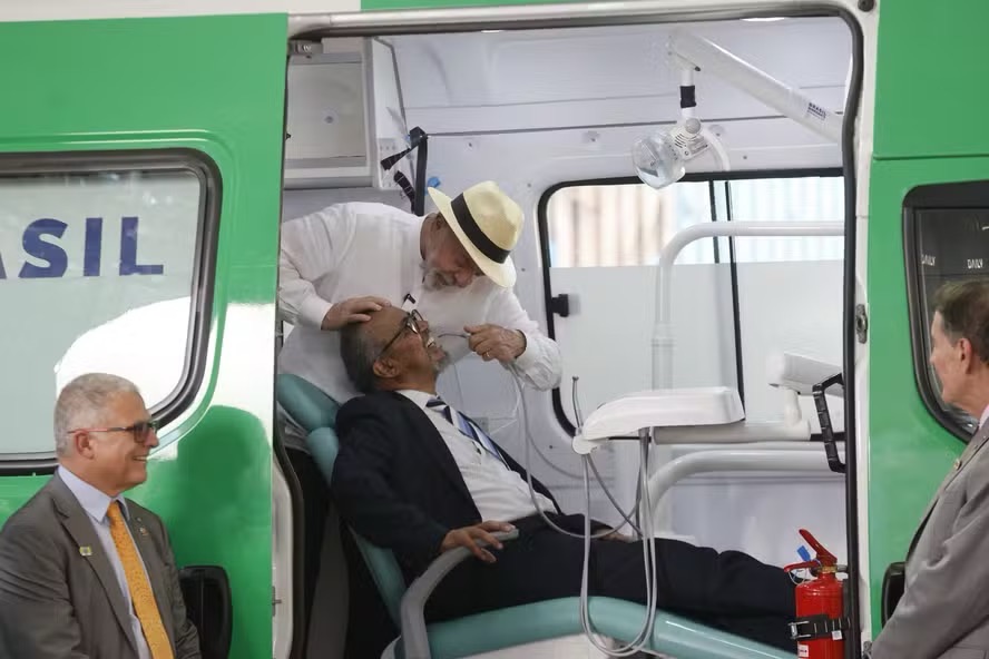 O Presidente Lula, participa da visita do diretor da Organização Mundial da Saúde (OMS), Tedros Adhanom, ao Hospital do Andaraí — Foto: Domingos Peixoto / Agência O Globo